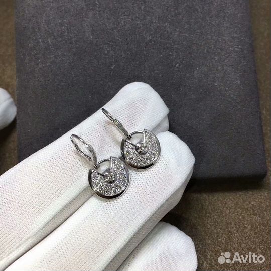 Серьги Amulette de Cartier из белого золота с брил