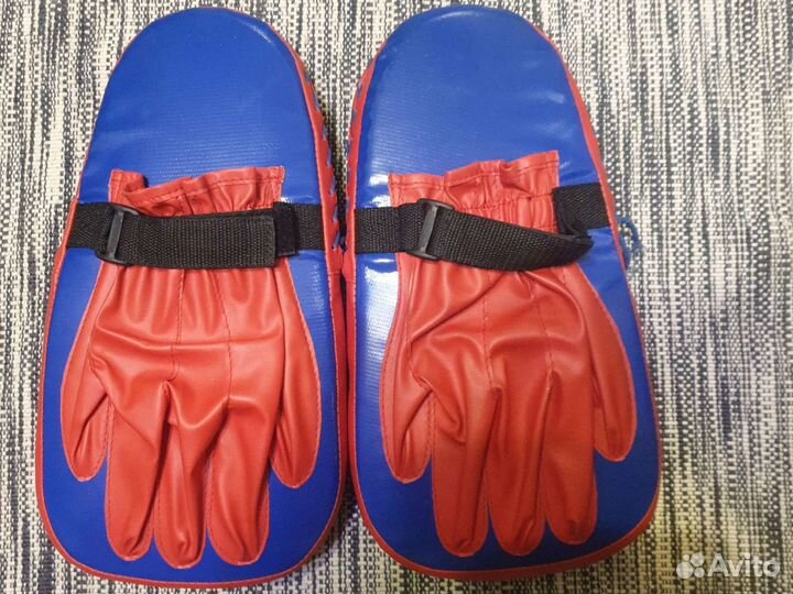 Боксерские перчатки и щетки