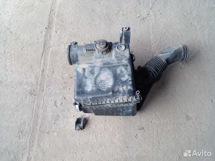 Корпус воздушного фильтра Toyota Land Cruiser 200