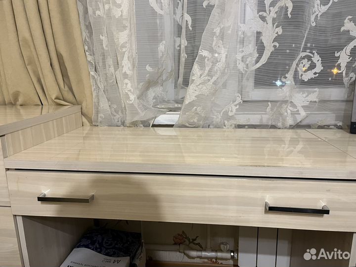 Комод и стол