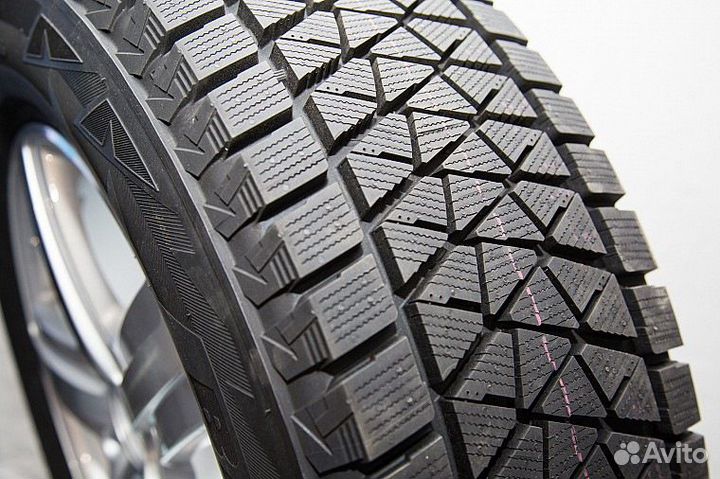 Bridgestone Blizzak DM-V2 275/55 R20 106T