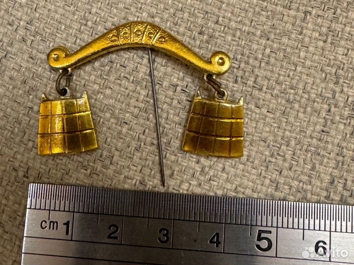 Брошь, значок СССР коромысло с ведрами на игле