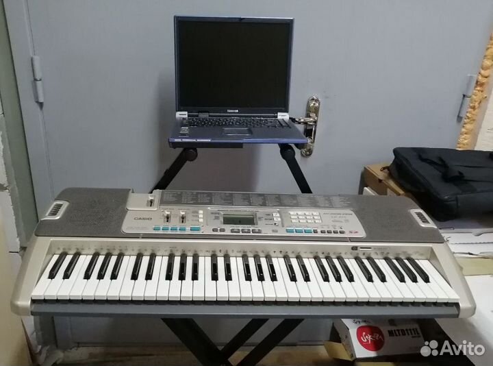 Подставка для ноутбука на синтезаторную стойку