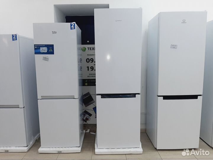 Новый холодильник Indesit DS 4180 W