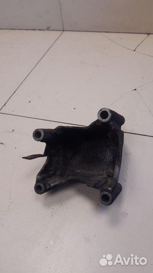 Кронштейн двигателя правый Volkswagen Touareg