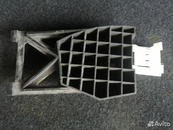 Кронштейн замка двери передний левый Ford Focus 3