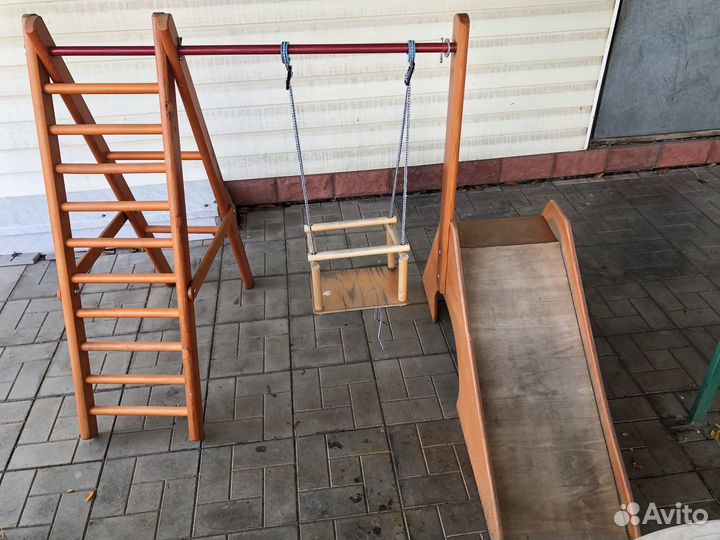 Детская горка и качели