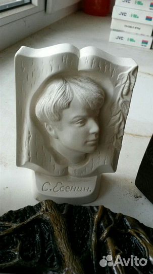 Есенин С.А. Барельефы и значки