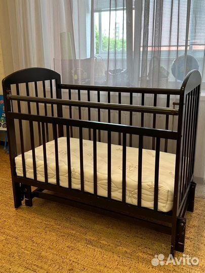 Детская кроватка с продольным маятником