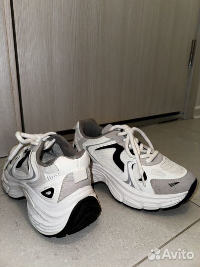 Кроссовки женские