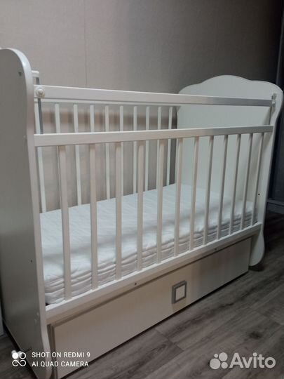 Детская кроватка с маятником и ящиком