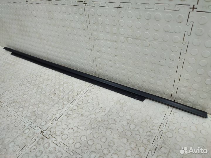 Уплотнитель стекла двери задний левый Лада Гранта