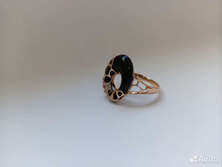 Золотое кольцо с бриллиантами и Ониксом