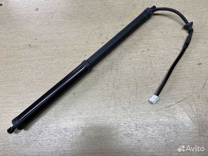 Амортизатор крышки багажника правый Toyota Rav4 50