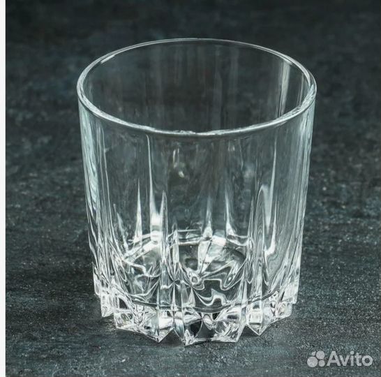 Бокалы, чашки, ведро для шампанского