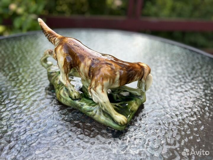 Статуэтка «Собака с дичью», фаянс, роспись