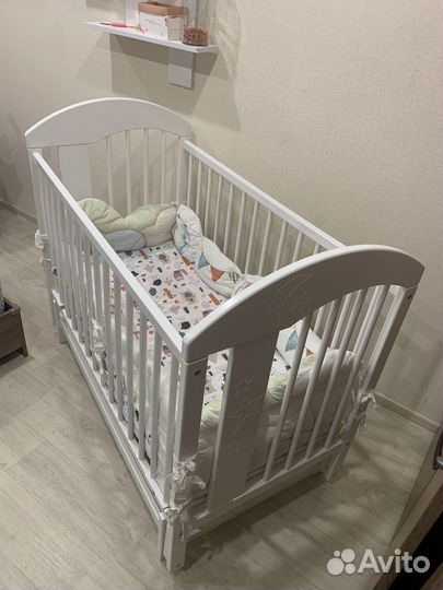Кроватка для новорожденных с маятником