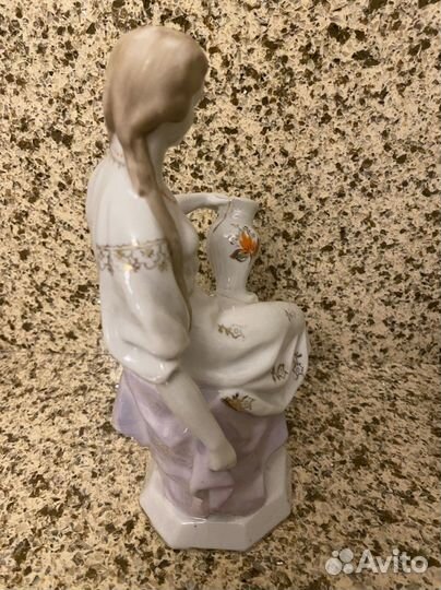 Фарфоровые статуэтка