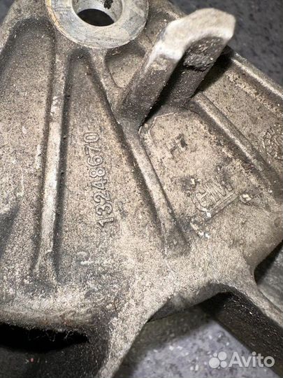 Кронштейн двигателя Chevrolet Cruze J300