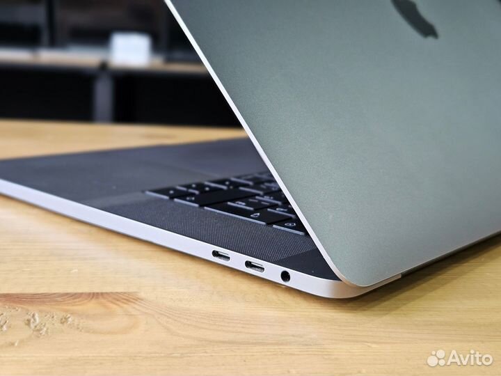 Ноутбук Apple MacBook Pro 15 (2017 года) Core i7 2