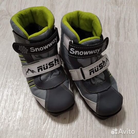 Лыжные ботинки детские (размер 30-31)