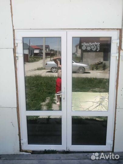 Прам витражную дверь