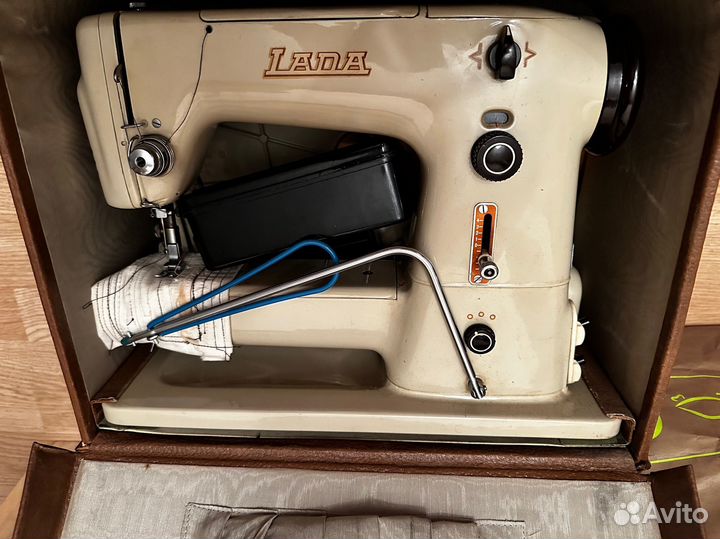 Швейная машина LADA