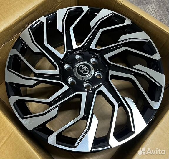 Кованые диски на Toyota Land Cruiser 300 R24