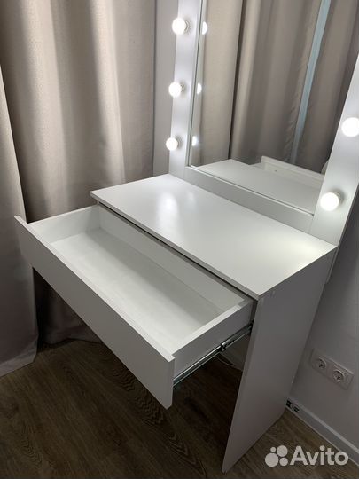 Столик для визажиста с подсветкой и кресло