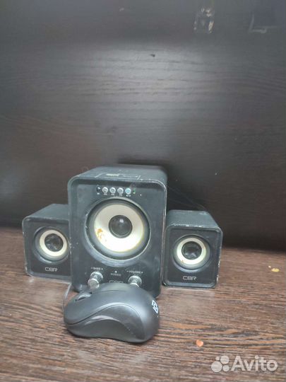 Колонки для компьютера и мышка