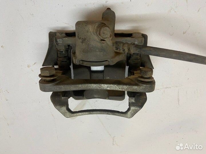 Суппорт задний правый Toyota Land Cruiser J100