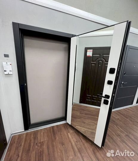 Входная дверь с зеркалом