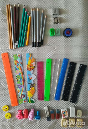 Карандаши, ручки, резинки, линейки и др