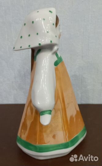 Фарфоровая статуэтка Девочка в платочке.Дулево