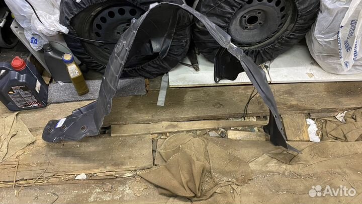 Подкрылок передний левый Nissan X-trail T31