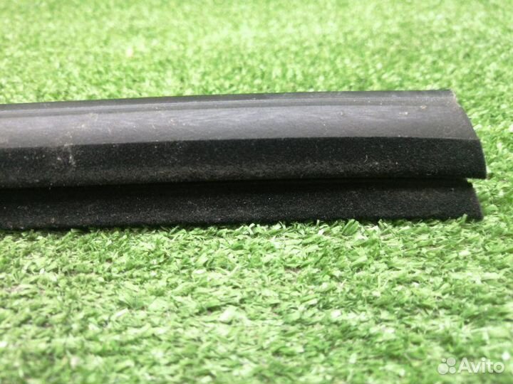 Уплотнитель стекла двери задний правый Audi Q3 8UB