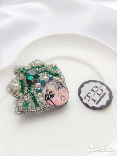 Брошь ручной работы из бисера 