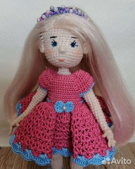 Вязаная кукла ручной работы