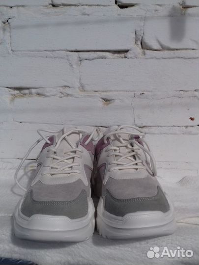 Кроссовки новые женские 38 размер Reserved