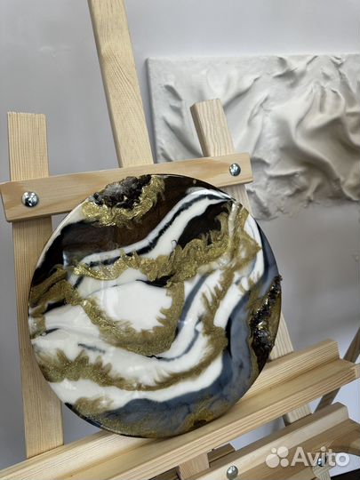 Картины, часы, стол из смолы и картины акрилом