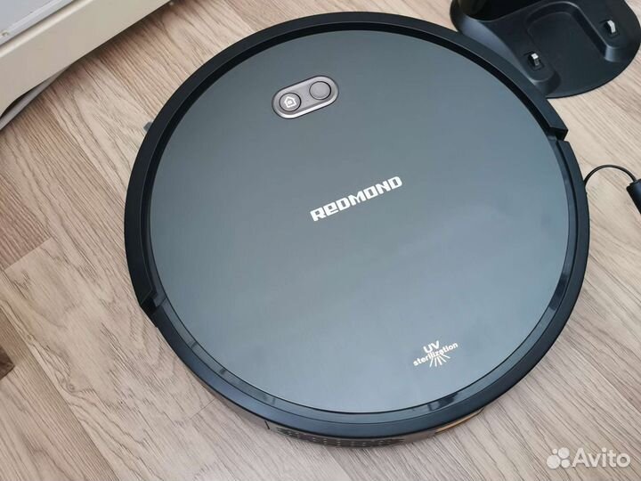 Продаю робот пылесос Redmond RV-R650S