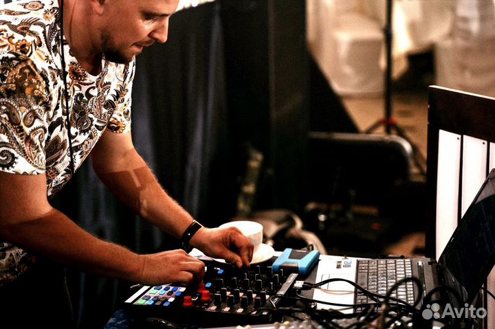 Диджей Ник Адамс