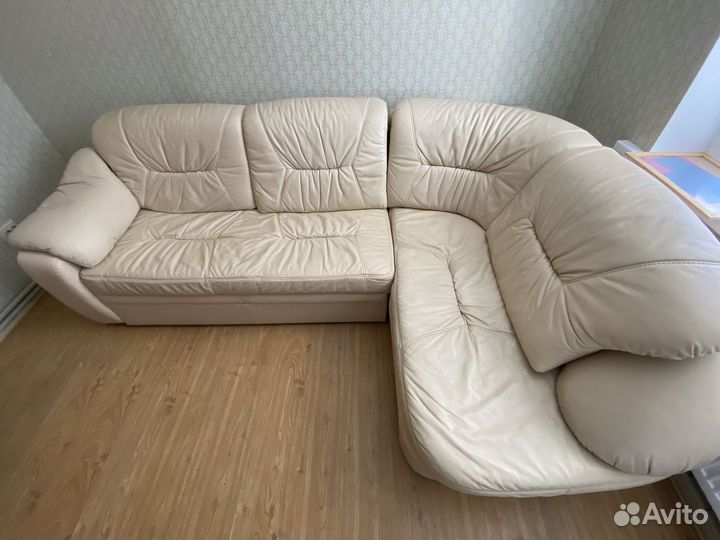 Угловой кожаный диван
