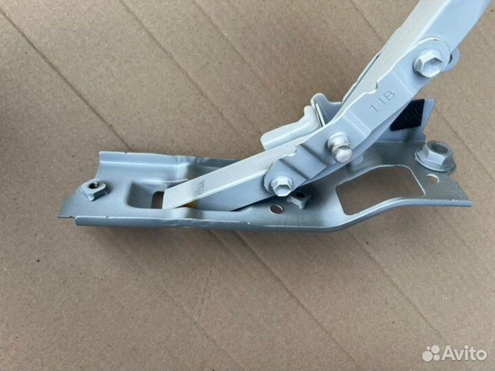 Петля багажника правая Toyota Camry V70/V75