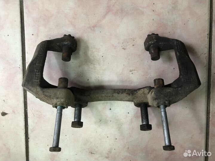 Скоба переднего суппорта Mercedes W212 E212