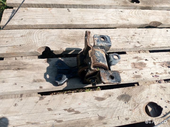 Опора двигателя левая mitsubishi lancer 10