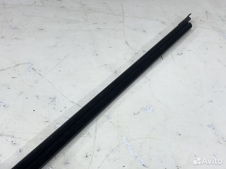 Уплотнитель стекла передний правый KIA K5 DL3