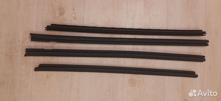 Уплотнитель стекла двери Mercedes S-Class W221