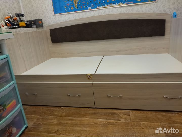 Кровать с мягкой спинкой