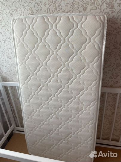 Детская кроватка с маятником